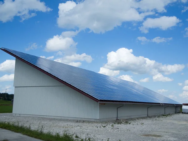 Dach z paneli słonecznych — Zdjęcie stockowe