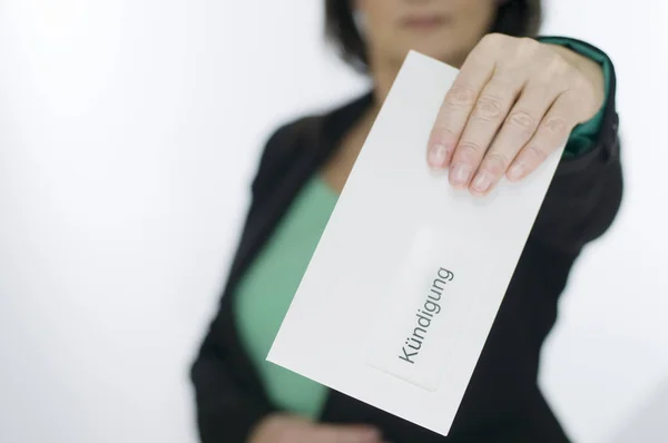 zarf ile kadın için uyarı