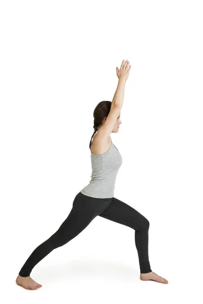 Yoga kvinnan grå ställning Varabhadrasana_Variation — Stockfoto
