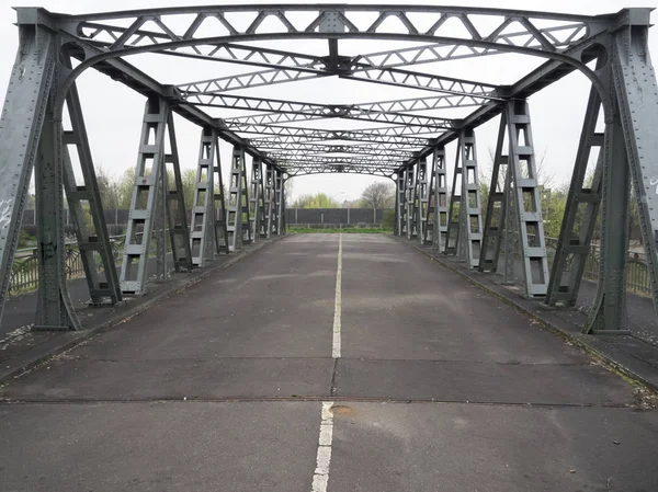 Puente viejo sobre el canal del barco Teltowkanal — Foto de Stock