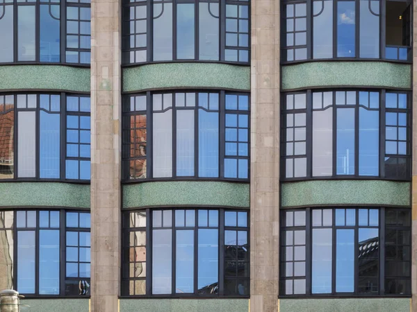 Cephe Berlin merkezi yatay olarak