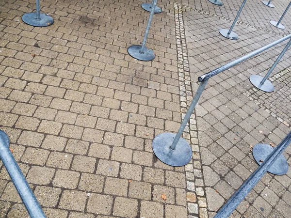 Parmaklıklar üstünde belgili tanımlık yer