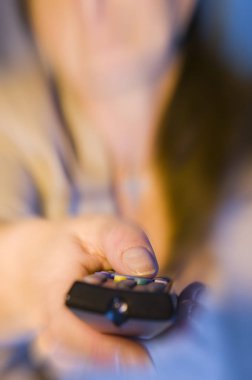 Uzaktan kumanda tuşuna basın