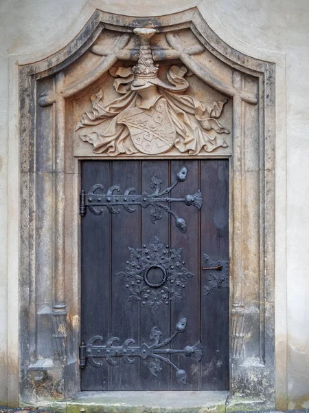 Porte latérale de l'église du château de Luther — Photo