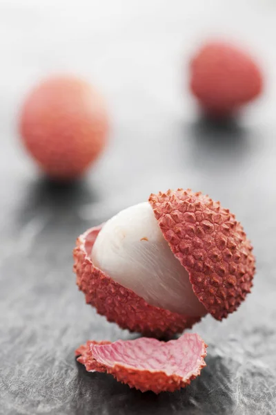 Lychee kayrak üzerinde parça işletim sistemi kabuğu ile açın