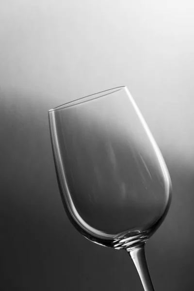 Weinglas schräg auf Gefälle — Stockfoto