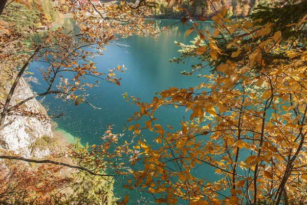 Lago bavarese con foglie autunnali colorate — Foto Stock