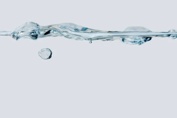 Kleine Wasserwelle mit Blasen — Stockfoto