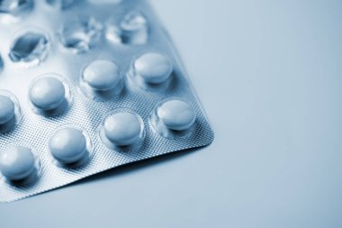 Tabletler için masadaki folyo ambalajı