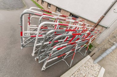 Berlin 'de kaldırımdaki bir evin duvarında eski polis bariyerlerinin geniş açılı yakın çekimi..