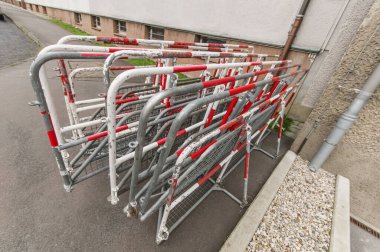 Berlin 'de kaldırımdaki bir evin duvarında eski polis bariyerlerinin geniş açılı yakın çekimi..