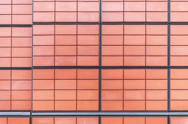 Terracotta renkli fayansları olan bir ev duvarının kısmi biçim görüntüsü.