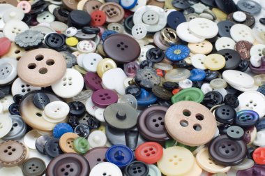 Düzensiz düğme koleksiyonunun geniş açı görünümü.