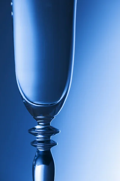 Oberteil Eines Funkelnden Glases Vor Hellem Hintergrund Blauer Farbe — Stockfoto