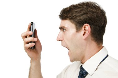 Profilde genç bir adamın, el kameralı akıllı bir telefona öfkeyle bağırışının kafa ve omuz görüntüsü..