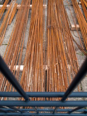 Berlin 'de dikey yönelimli bir inşaat sahasında Monier demiri üzerindeki kafes çitinden yükseltilmiş görüntü.