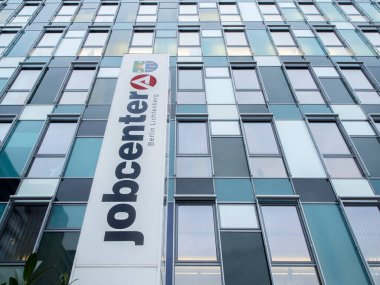 Berlin, Almanya - 27 Ocak 2020: Berlin-Lichtenberg 'deki iş bulma merkezinin geniş dikey montajlı yazısıyla pencerenin alçak açılı görünümü.