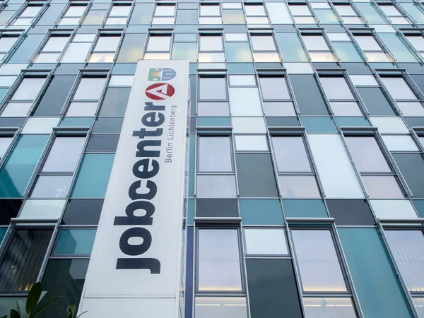 Berlin, Almanya - 27 Ocak 2020: Berlin-Lichtenberg 'deki iş bulma merkezinin geniş dikey montajlı yazısıyla pencerenin alçak açılı görünümü.