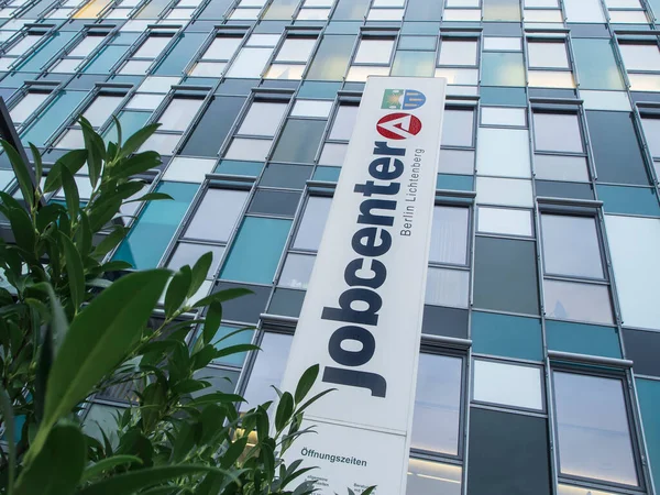 Berlin, Almanya - 27 Ocak 2020: Berlin-Lichtenberg 'deki iş bulma merkezinin geniş dikey montajlı yazısıyla pencerenin alçak açılı görünümü.