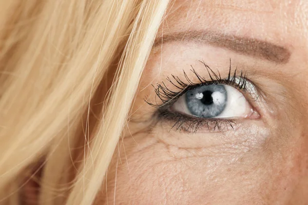 Nahaufnahme Des Rechten Auges Einer Blonden Blauäugigen Frau Mittleren Alters Stockbild