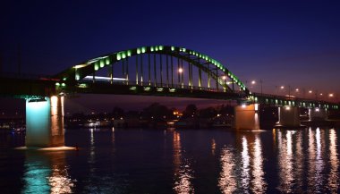 Demiryolu Köprüsü bir gece