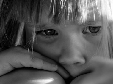 Küçük üzgün çocuk ağlıyor. Hüzünlü gözleri.