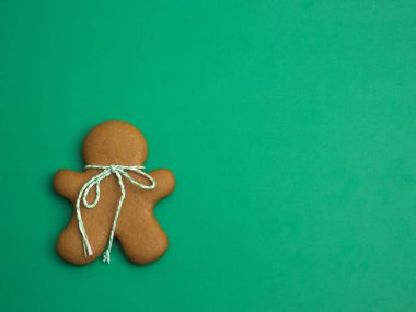 Yeşil arka plan üzerinde izole Noel kurabiyeleri. Noel pişirme. Gingerbread Noel kurabiye yapma. Noel kavramı.