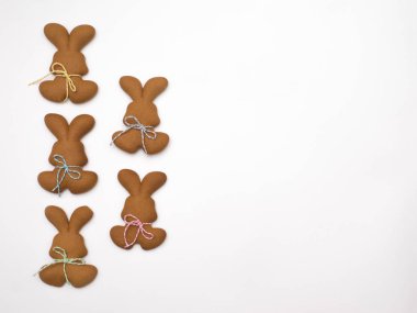 Beyaz arka plan üzerinde izole Paskalya kurabiyeleri. Paskalya pişirme. Gingerbread Paskalya kurabiye yapma. Paskalya kavramı.