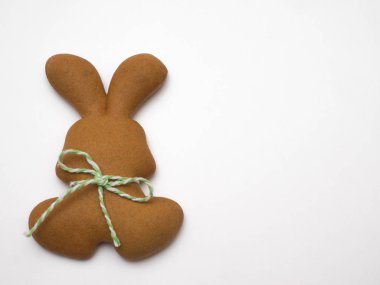 Beyaz arka plan üzerinde izole Paskalya kurabiyeleri. Paskalya pişirme. Gingerbread Paskalya kurabiye yapma. Paskalya kavramı.