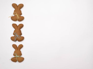 Beyaz arka plan üzerinde izole Paskalya kurabiyeleri. Paskalya pişirme. Gingerbread Paskalya kurabiye yapma. Paskalya kavramı.