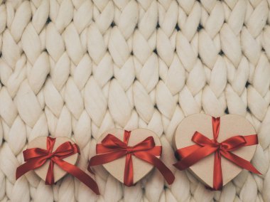 Vintage hediye kutusu sarılmış. Tatil kavramı. Rahat compozition. Arka plan örgü.