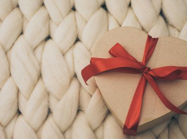 Vintage hediye kutusu sarılmış. Tatil kavramı. Rahat compozition. Arka plan örgü.