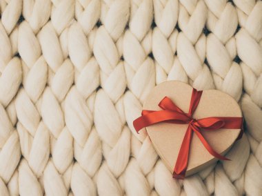 Vintage hediye kutusu sarılmış. Tatil kavramı. Rahat compozition. Arka plan örgü.