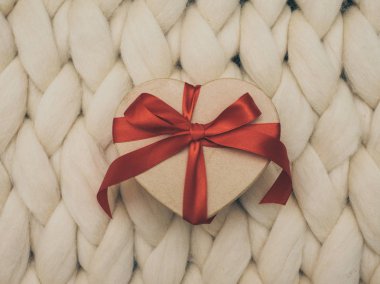 Vintage hediye kutusu sarılmış. Tatil kavramı. Rahat compozition. Arka plan örgü.