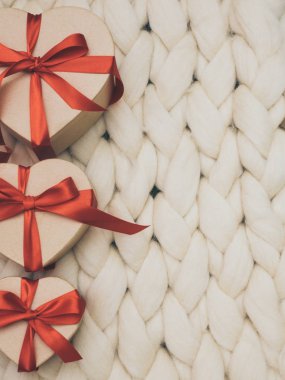 Vintage hediye kutusu sarılmış. Tatil kavramı. Rahat compozition. Arka plan örgü.