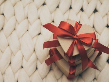 Vintage hediye kutusu sarılmış. Tatil kavramı. Rahat compozition. Arka plan örgü.