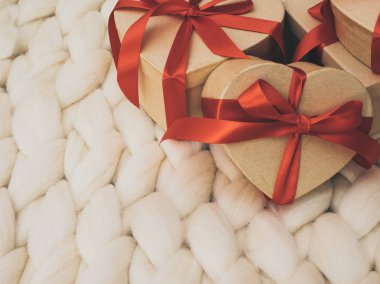 Vintage hediye kutusu sarılmış. Tatil kavramı. Rahat compozition. Arka plan örgü.