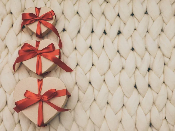 Vintage hediye kutusu sarılmış. Tatil kavramı. Rahat compozition. Arka plan örgü.