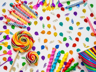 Dekorasyon parti için. tasarım konsepti. Beyaz arka plan. Üstten Görünüm. Beyaz arka plan üstten görünüm desen kavramı doğum günü partisi.