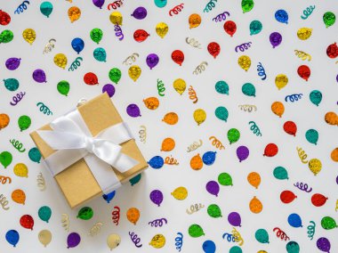 Dekorasyon parti için. tasarım konsepti. Beyaz arka plan. Üstten Görünüm. Beyaz arka plan üstten görünüm desen kavramı doğum günü partisi.