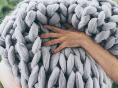 Merinos yün el yapımı örgü büyük battaniye, süper tıknaz iplik, modaya uygun kavram. Örgü battaniye, Merinos yün arka plan Close-Up