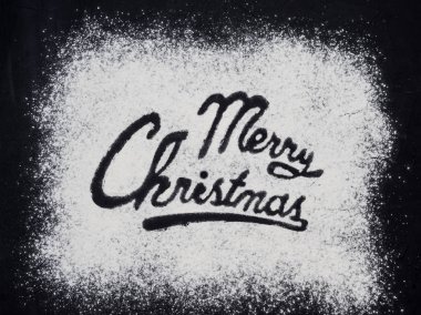 Neşeli Noel word yazılı siyah tablosu. Noel pişirme. Gingerbread Noel kurabiye yapma. Noel kavramı. Üstten görünüm. Kopya alanı.