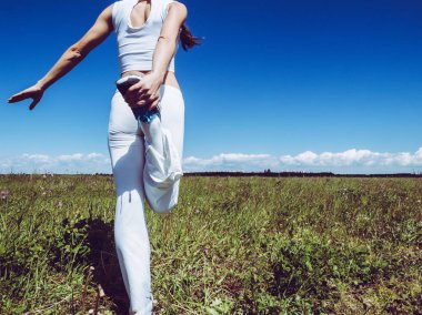 Atletik genç kadın dışında spor egzersizleri yapıyor. Sağlıklı yaşam konsepti.