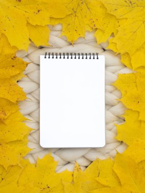 Merinos yün el yapımı örgü büyük battaniye, süper tıknaz iplik, modaya uygun konsept dizüstü bilgisayar. Örgü battaniye, Merinos yün arka plan Close-Up