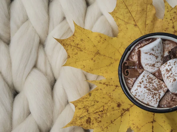 Composição Acolhedora Chocolate Quente Com Marshmallows Manta Merino Ambiente Acolhedor — Fotografia de Stock