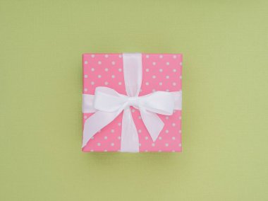 Vintage hediye kutusu sarılmış. Uzay kopyalayın. Pastel renkli düz en az kavramı yatıyordu.