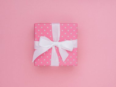 Vintage hediye kutusu sarılmış. Uzay kopyalayın. Pastel renkli düz en az kavramı yatıyordu.