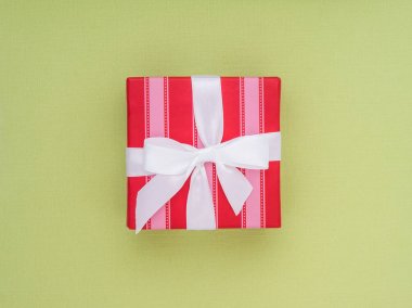 Sarılmış hediye kutusu. Pastel renkli düz en az kavramı yatıyordu.