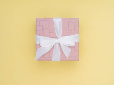 Sarılmış hediye kutusu. Pastel renkli düz en az kavramı yatıyordu.