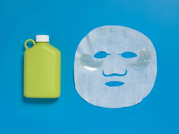 Face mask , reusable  water bottle, cucumber, notepad on blue background. Dehydration. — Stock Photo, Image